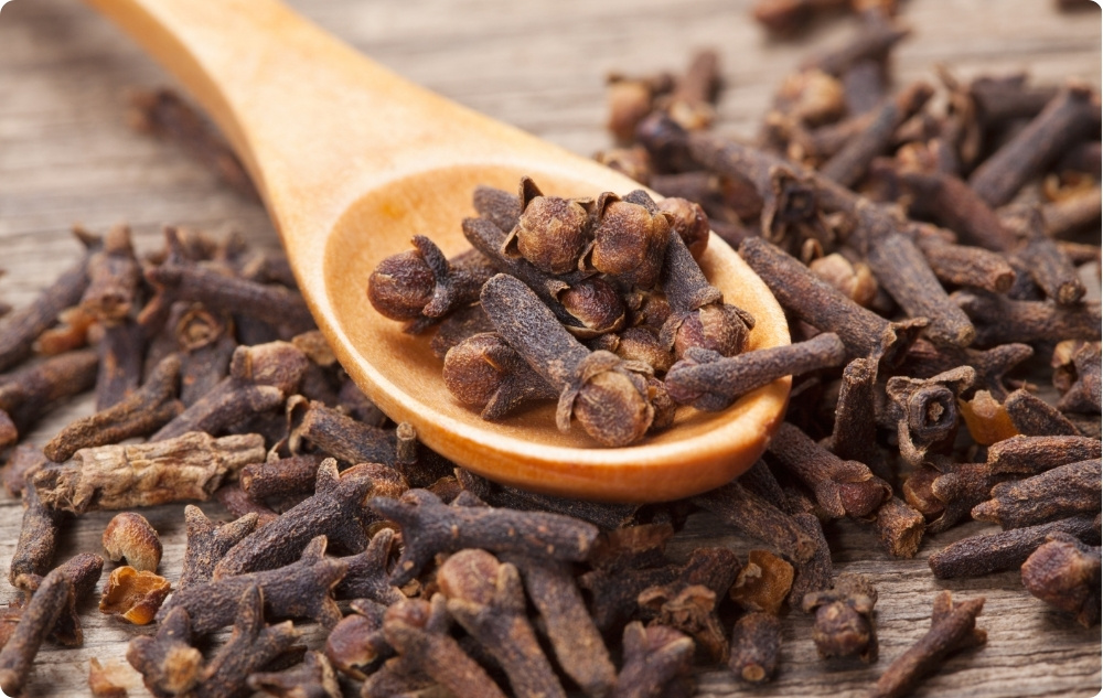 Pri čem pomaga Eterično olje Nageljnove Žbice?