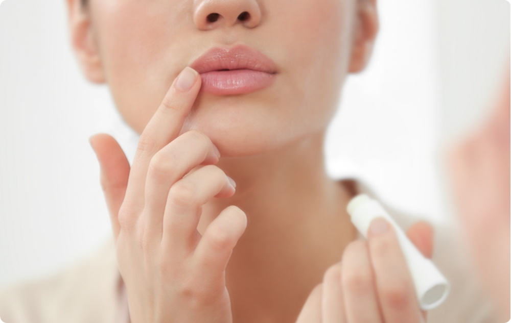 Kot olje za herpes ali afte na ustnicah